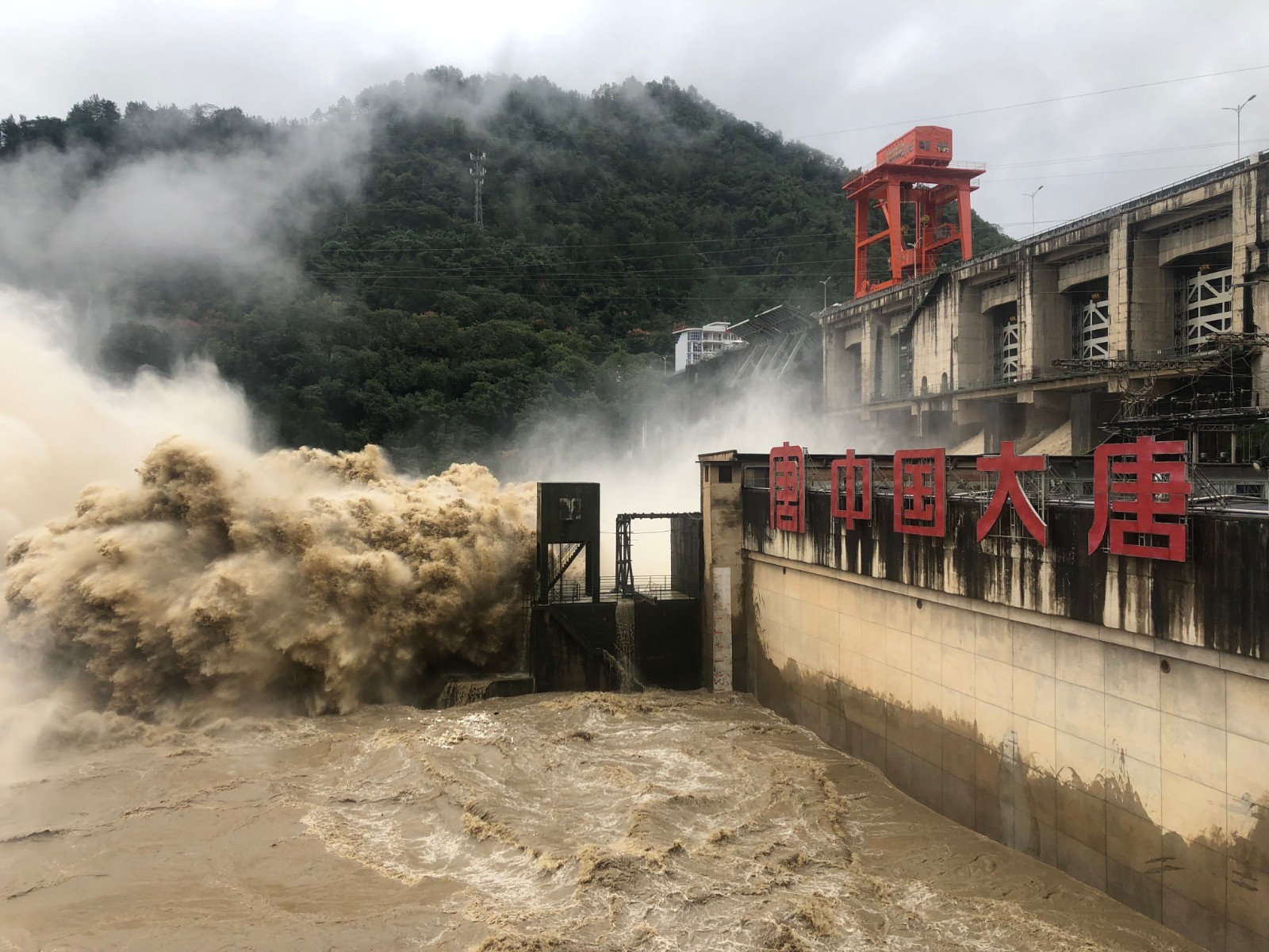 9三等奖12.大唐石泉水力发电厂-巩祥照-汉水泛涨浪涛天.JPG